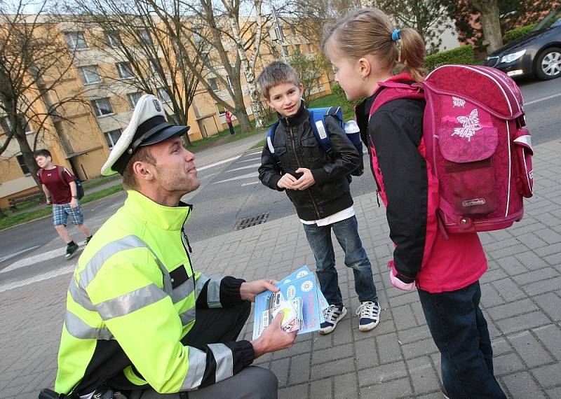  Policisté tento týden opět vyrazili do ulic v okolí škol, aby v ranních hodinách varovali školáky před nebezpečím, které jim hrozí v dopravě. 