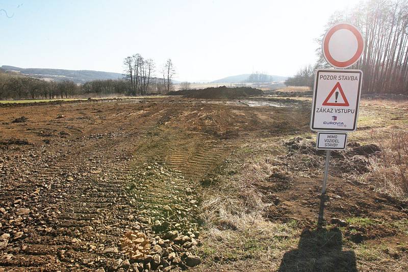 Dostavba dálnice D8 mezi Lovosicemi a Řehlovicemi.