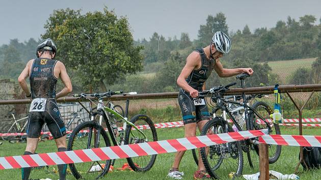 BORCI TT Cyklorenova Cvikov Petr Cmunt (č. 26) a Ondřej Olšar zbytku startovního pole odskočili. 