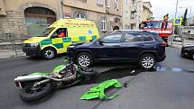 Srážka motorky s osobním autem v Mrázově ulici v Litoměřicích