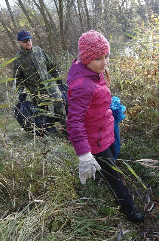 Potápěči zamykali a uklízeli jezero v Píšťanech