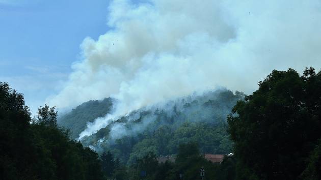 Velký požár mezi Lovosicemi a Ústím nad Labem