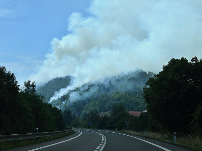 Velký požár mezi Lovosicemi a Ústím nad Labem