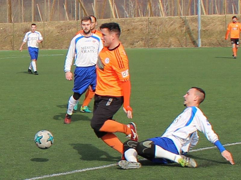 Fotbalisté SK Roudnice (v oranžovém) podlehli Sokolu Vraný 4:5.