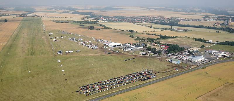 Jedna z největších akcí v ČR je za námi. Nedělní počasí bylo přesným opakem toho sobotního, nebe tak bylo plné krásných strojů. 