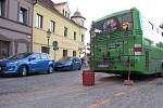 Samovolně rozjetý autobus bez řidiče drtil 31. května v Úštěku lampy a dopravní značky.