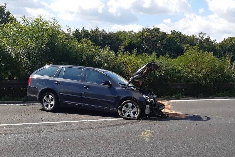 Automobil po čtvrteční havárii na dálnici D8 nedaleko Lovosic