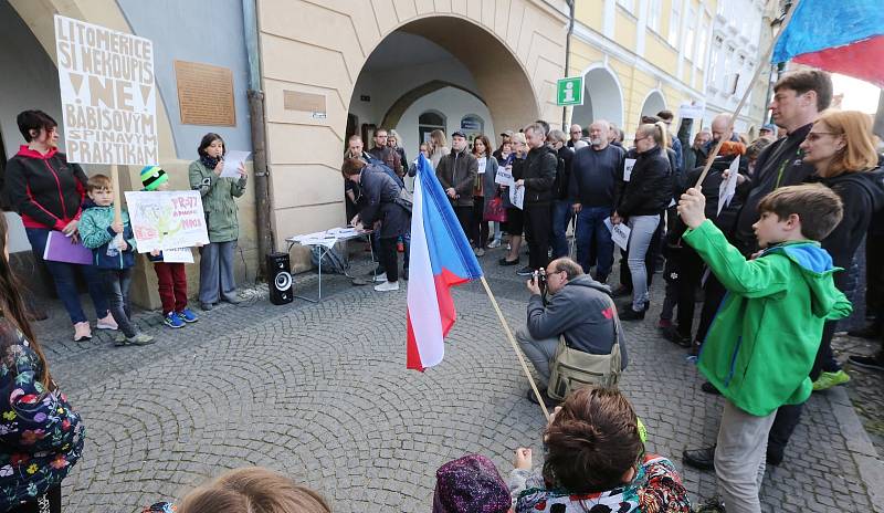 Téměř dvě stovky občanů Litoměřic vyjádřily na svolané demonstraci v pondělí v podvečer na Mírovém náměstí nespokojenost s vládou premiéra Babiše a ministryní spravedlnosti Benešovou.