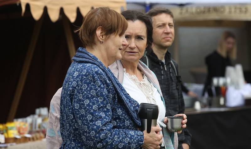 Atrium kulturního domu v Litoměřicích ožilo v sobotu dopoledne Májovým řemeslným jarmarkem.