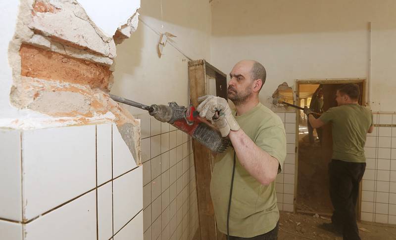 Vězni z litoměřické věznice pomáhali při opravách v KS Lovoš.