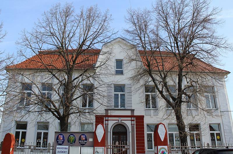 V budově obecního úřadu v Dušníkách sídlí také knihovna a mateřská škola.