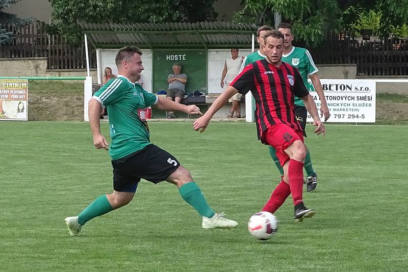 Pokratice (v zeleném) porazily v posledním kole Úštěk 8:4 a oslavily postup do kraje.