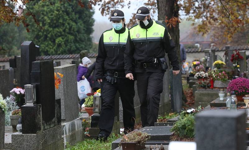 Strážníci hlídkují na hřbitově v Litoměřicích