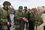 Vodní cvičiště 15. ženijního pluku na břehu Labe v Litoměřicích zažilo nevšední hosty. Navštívit ho přijela předsedkyně Parlamentu Lotyšska Ināra Mūrniece a velvyslankyně Lotyšské republiky Gunta Pastore se svými delegacemi.