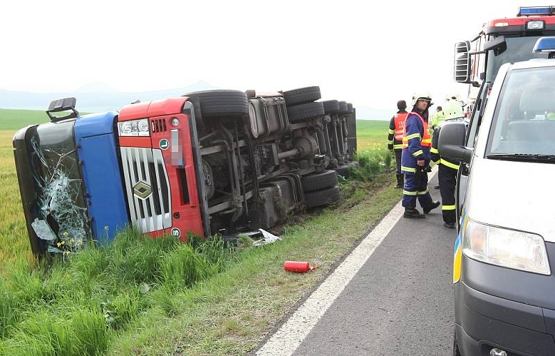 Kamion s naloženým papírem se převrátil do pole