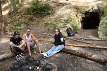 Někdo si před jeskyní založil ohniště, které je příležitostně využíváno turisty