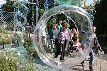 Návštěvníci Zahrady Čech obdivují na soutěžní přehlídce okrasných zahrad, co všechno lze při jejich tvorbě uplatnit. Vedle přírodního materiálu využijí například i plasty. 