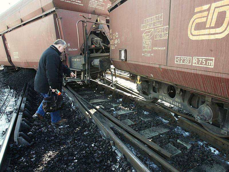 V úterý 9.3. vykolejil v Lovosicích vagon nákladního vlaku s uhlím. Škoda na kolejích se šplhá až k 20 milionům, na vagonech ještě kolem 250 tisíc.