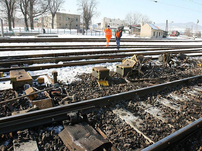 V úterý 9.3. vykolejil v Lovosicích vagon nákladního vlaku s uhlím. Škoda na kolejích se šplhá až k 20 milionům, na vagonech ještě kolem 250 tisíc.