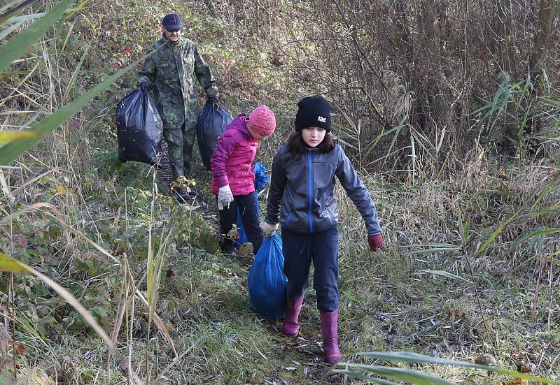 Potápěči zamykali a uklízeli jezero v Píšťanech