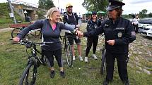 Policisté vyrazili na preventivní kontroly cyklistů na cyklostezku u Velkých Žernosek