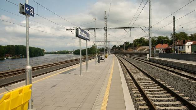 Rekonstrukce nástupišť v Roudnici nad Labem skončila.