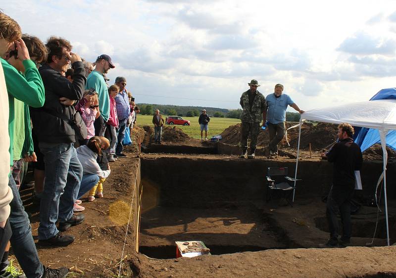 Archeologové u Dušníků nedaleko hory Říp odhalili zachovalou mohylu z doby asi 3800 let př. n. l. Tento týden se s jejich výzkumem mohla seznámit i široká veřejnost.