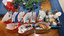 Děti z Klokánku měly Vánoce nanečisto. Již v pondělí dostaly vánoční dárky od nadace Kalich Alexandra Vondry.