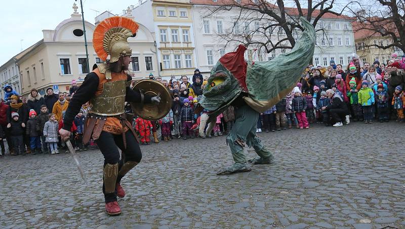 Zahájení loutkového festivalu proběhlo v pátek 4. března průvodem ohnivého draka.