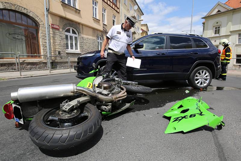 Srážka motorky s osobním autem v Mrázově ulici v Litoměřicích