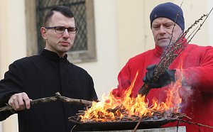 Pálení jívových větviček se chopili kostelník katedrály svatého Štěpána v Litoměřicích Antonín Fegyveres společně s pomocníkem Miroslavem Zukersteinem.