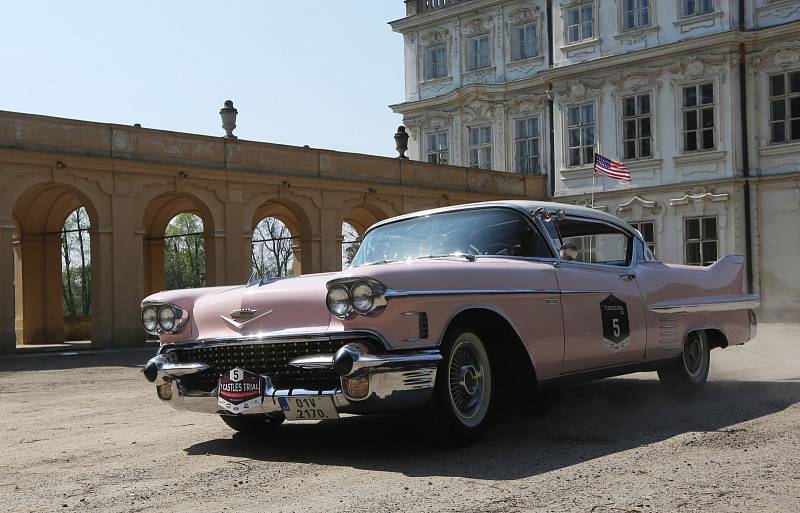 Zámek v Ploskovicích se stal svědkem průjezdu 4. ročníku setinové rallye historických vozidel