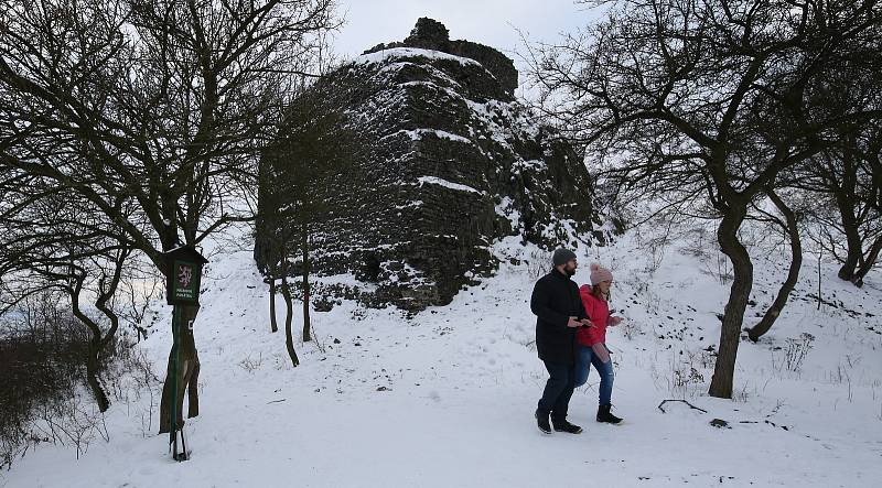 Lidé vyrazili na podvečerní vycházku. Cílem byl hrad Košťálov u Třebenic