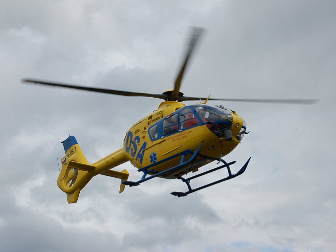 Zraněného cyklistu transportoval vrtulník do nemocnice v Českých Budějovicích. Snímek je ilustrační.