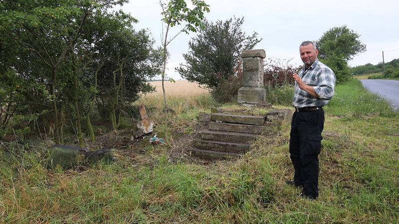 Tomáš Rotbauer se rozhodl opravit, případně znovu vystavět boží muka v okolí Třebenic