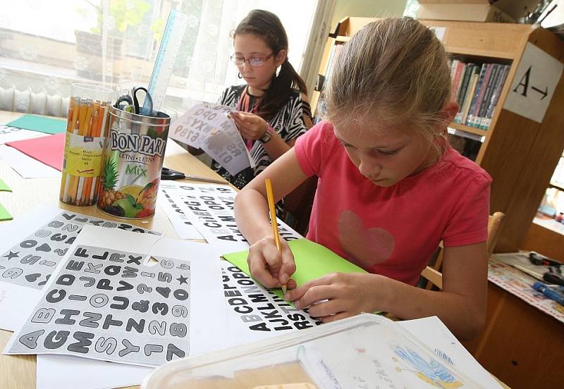 Patnáct dětí z Roudnice a okolí si tento týden vyzkoušelo, jaké je to být novinářem. Za pět dní, po které příměstský tábor pořádaný DDM Trend trval, školáci navštívili roudnickou galerii, zámek, kostel s klášterem či muzeum. 