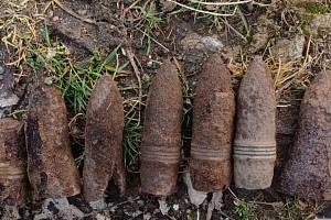 Hledač "pokladů" našel u Travčic sedm dělostřeleckých granátů.