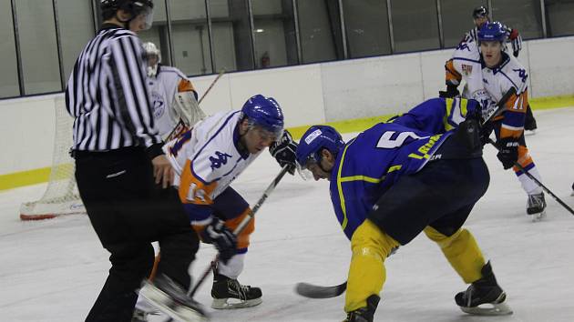 V okresním hokejovém derby byly úspěšnější Litoměřice B (ve světlém), které vyhrály 4:1.