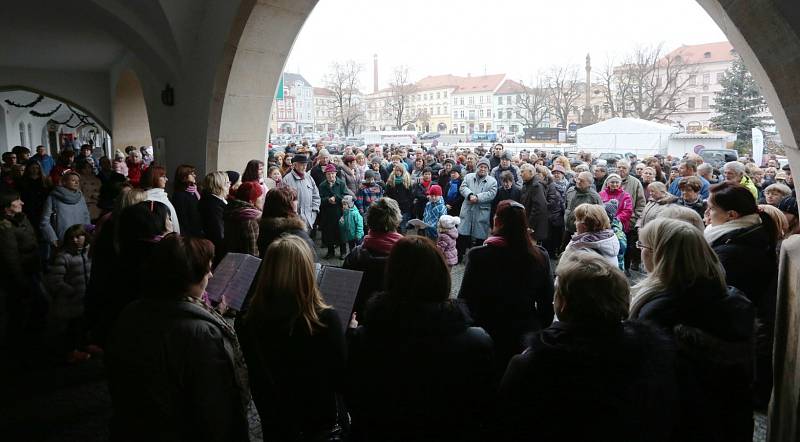 ŠTĚDRODENNÍ ZPÍVÁNÍ sboru Cantica Bohemica na náměstí v Litoměřicích.