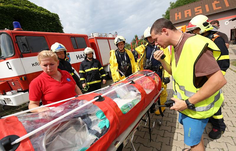 Hasiči, záchranáři a policisté cvičili v Křešicích kontakt s nakaženým smrtelnou ebolou