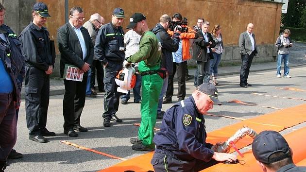 V Havlíčkově ulici probíhalo cvičení místních hasičů. Ti ukázali protipovodňové vaky 