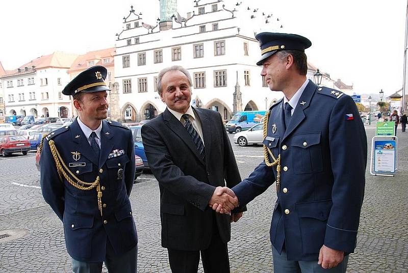 LETCI. K prestižnímu ocenění poblahopřál včera v Litoměřicích veliteli čáslavské letky pplk. Jaroslavu Míkovi (vlevo) a pplk. Martinu Nezbedovi starosta Ladislav Chlupáč. 