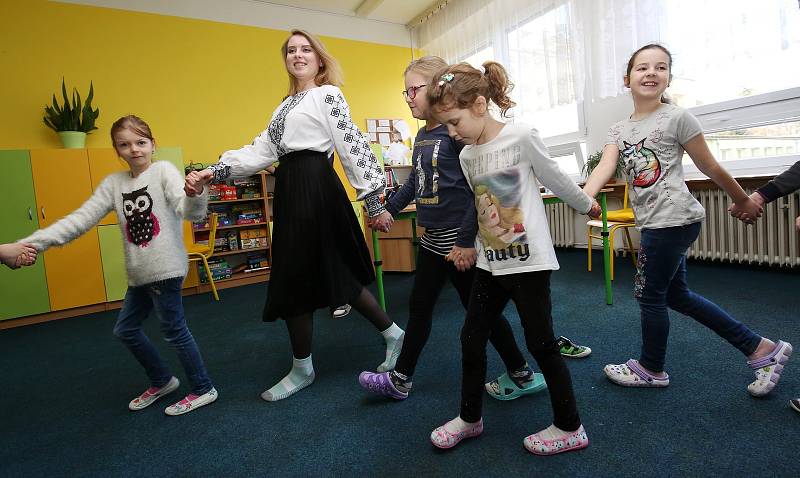 Zahraniční studenti seznamovali žáky základní školy v Liběšicích na Litoměřicku se zvyky a kulturou jejich národu.