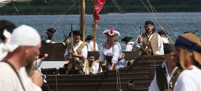 Piráti dobývají jezero Chmelař