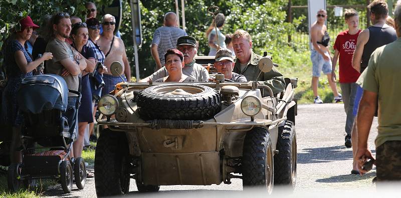 V Úštěku si daly opět po roce dostaveníčko vojenské historické techniky. Po jezeru se proháněla obojživelná vozidla a na souši to byla vozidla z válečné doby, ale i z doby před revolucí.