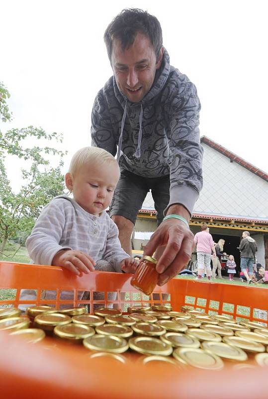 Vaření meruňkové marmelády, která zamíří na letošní Expo do Milána