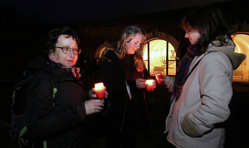 Symbolický Pochod živých se svíčkami připomněl na trase mezi Bohušovicemi a Terezínem zahájení deportací Židů z českých zemí a vznik ghetta Terezín