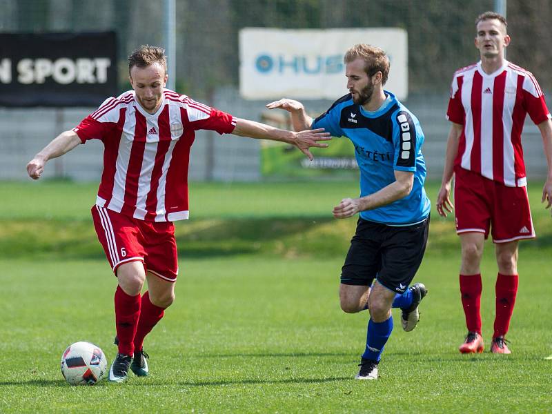 Divizní derby Brozany (v pruhovaném) - Štětí skončilo po devadesáti minutách bez branek. 