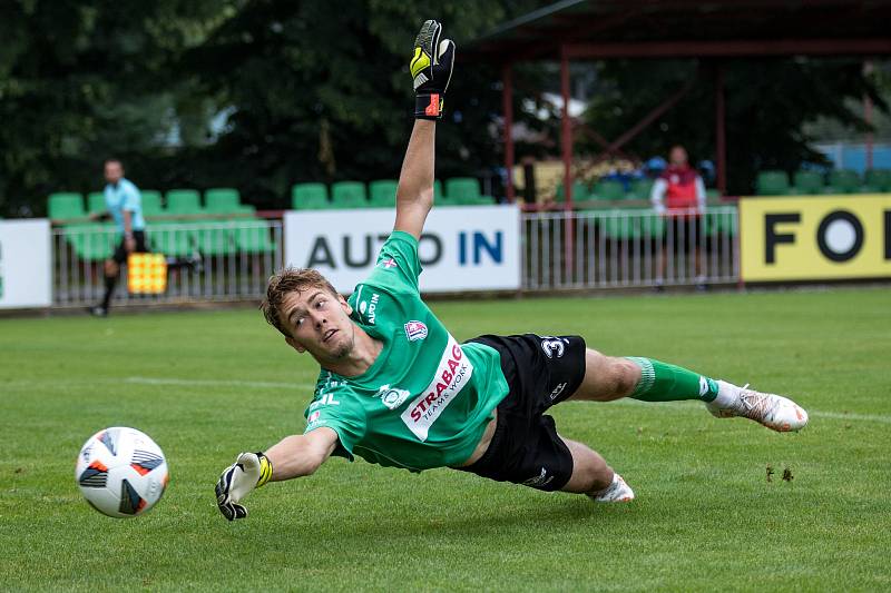 Brozany (černé dresy) prohrály na hřišti pardubické rezervy 1:2.