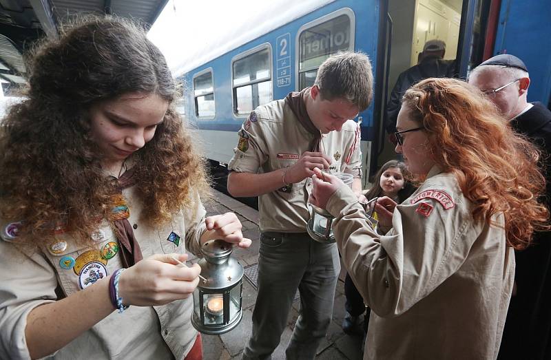 Betlémské světlo přivezli skauti do Litoměřic